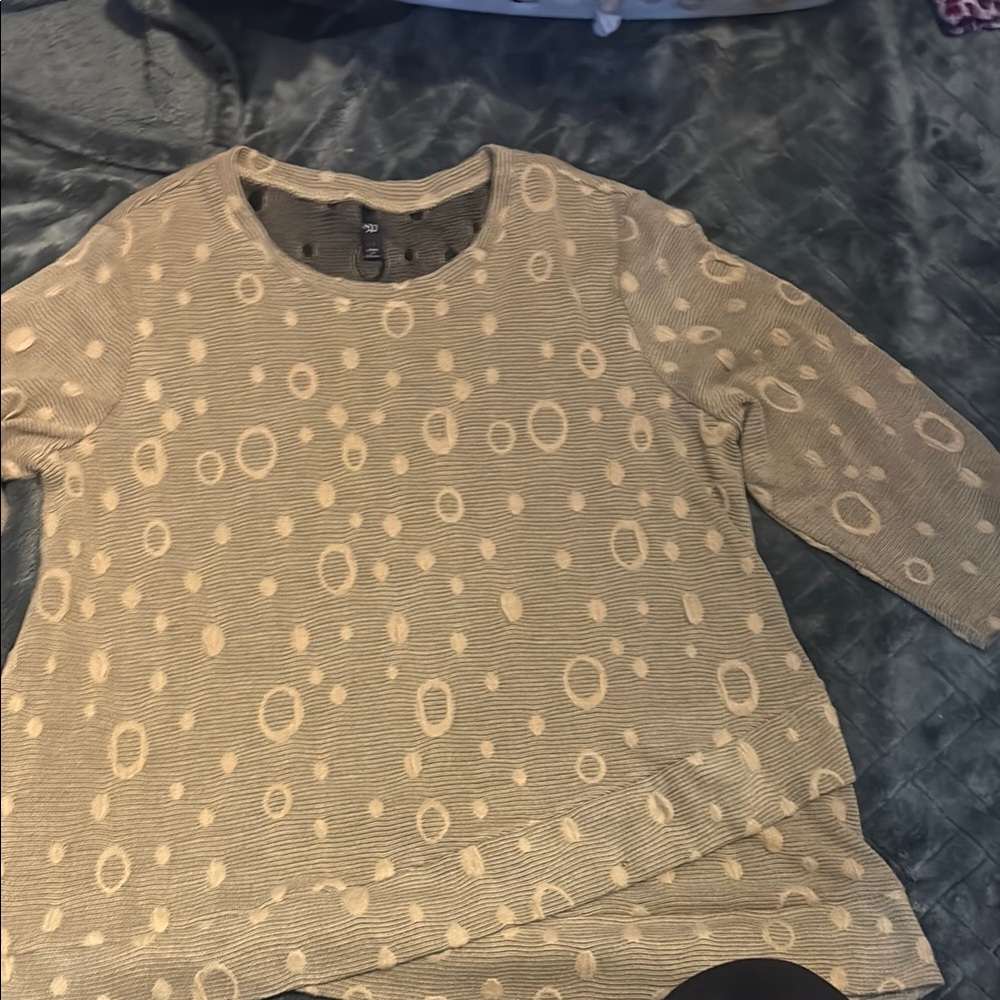 Gray and Cream Circle Patterned Top